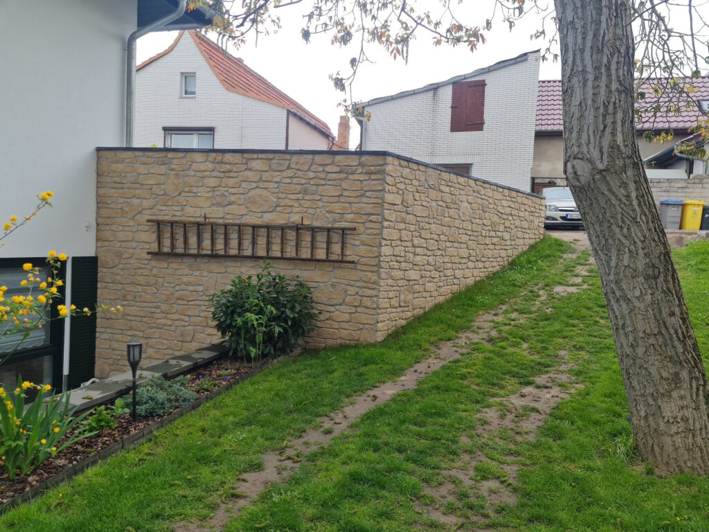Wandverkleidung aus Mix Antalya-Palermo-Romano im Farbton Rusika als Feldsteinnachbildung