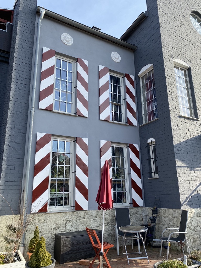 Hausfassade verblendet mit Slate Standard darkgrey und Travertin lightgrey