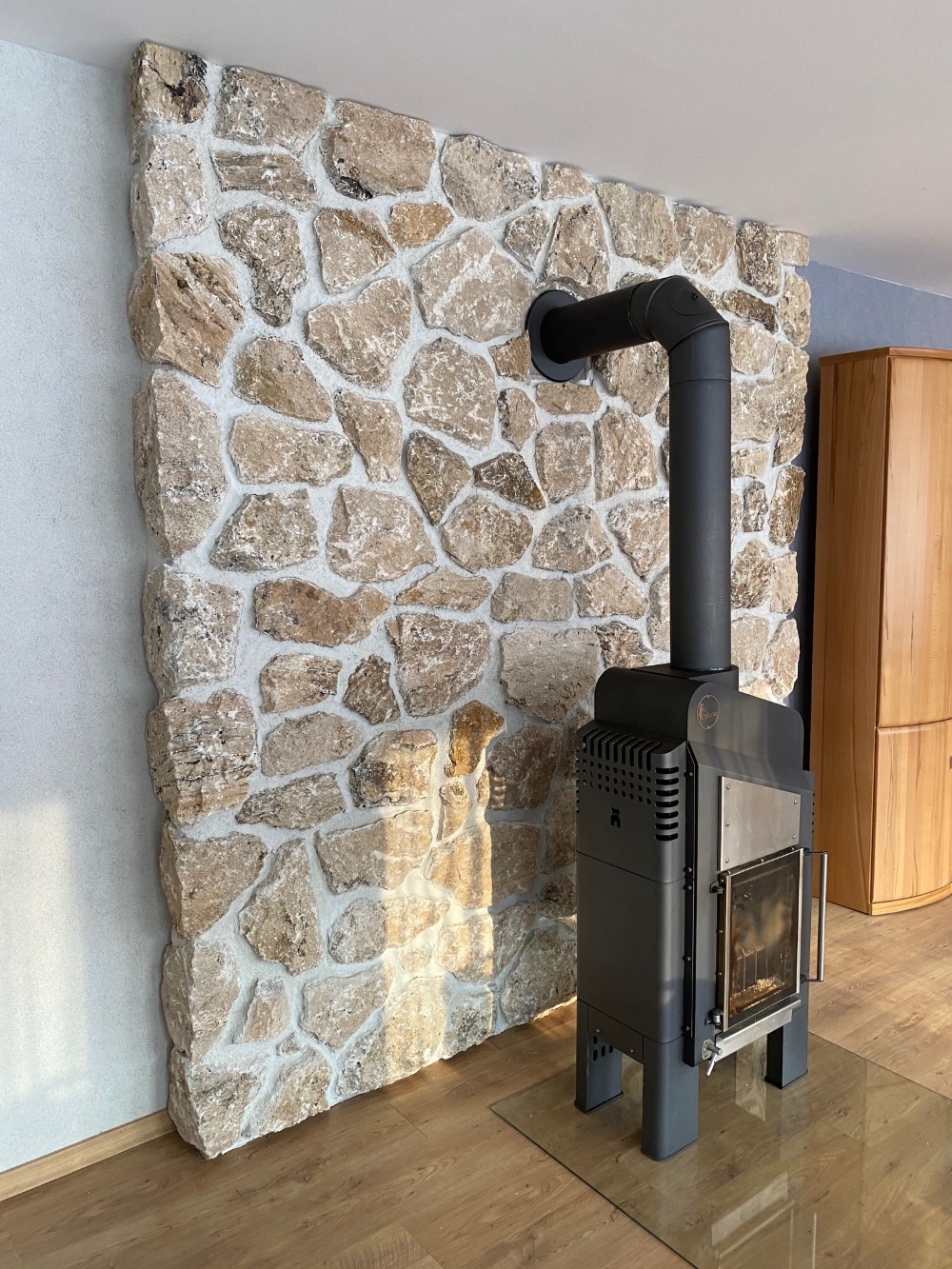 Rock Face Airon als Kaminwand im Wohnzimmer