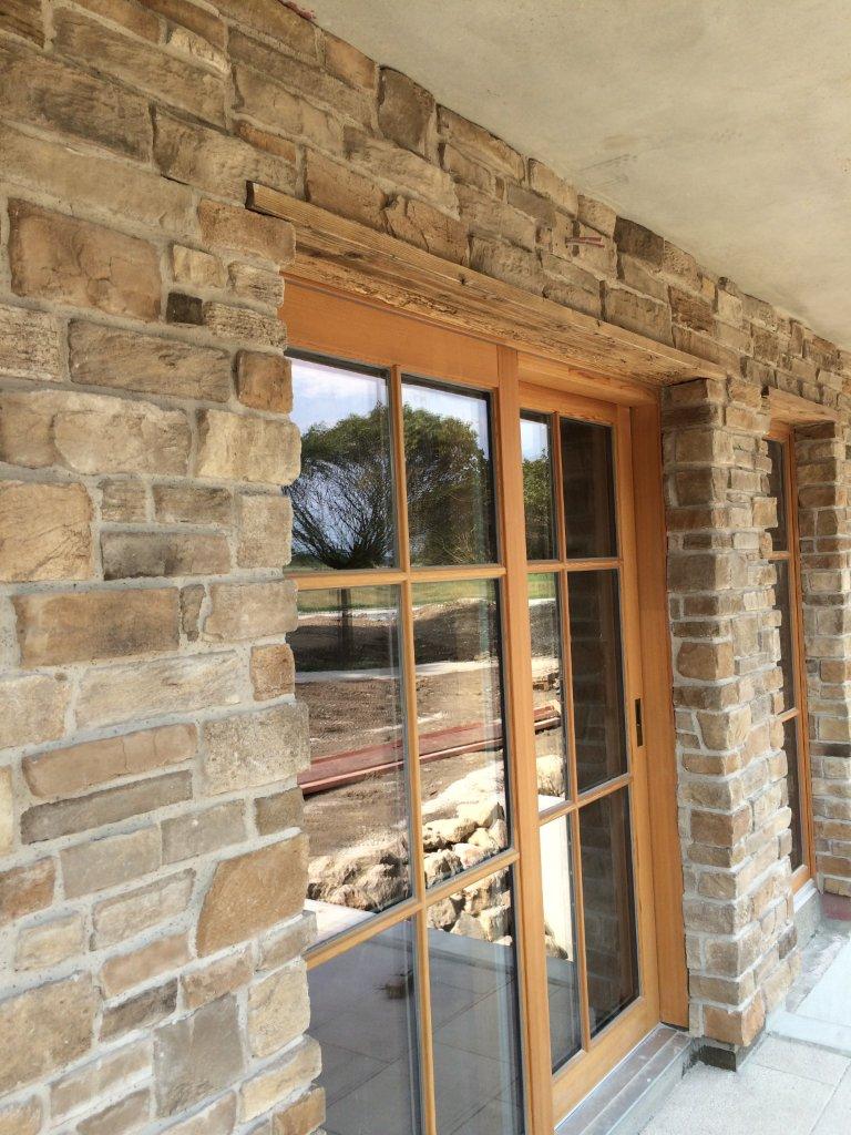 Aussenfassade verkleidet mit Brocken Rock in den Farben 013+014