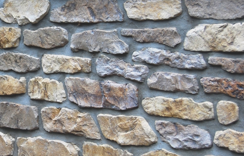 Feldsteinsysteme als Naturstein oder Natursteinnachbildung zur Gestaltung im und am Haus