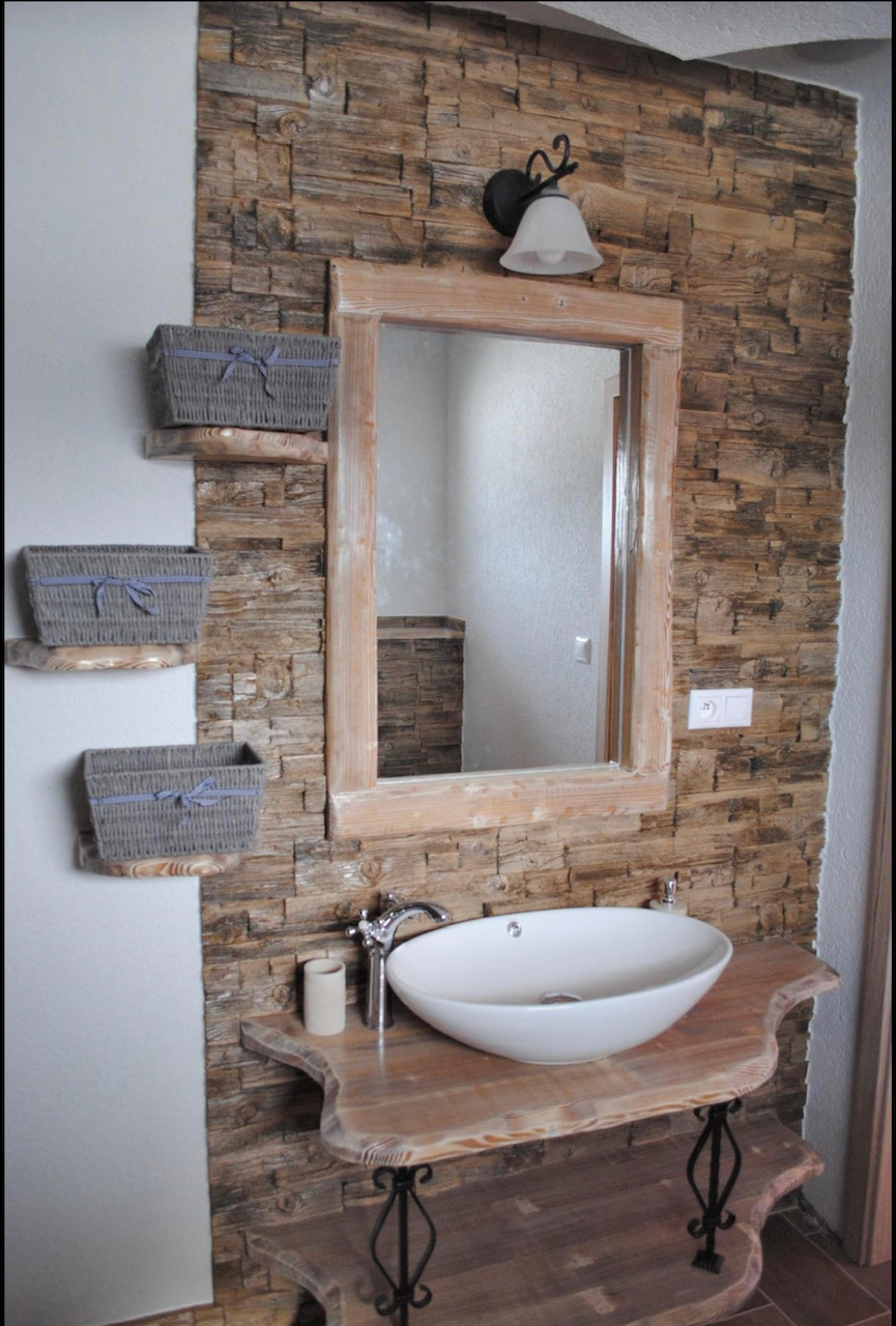 Eichenholz Oak als fugenloses Verlegesystem in Holzoptik im Badezimmer