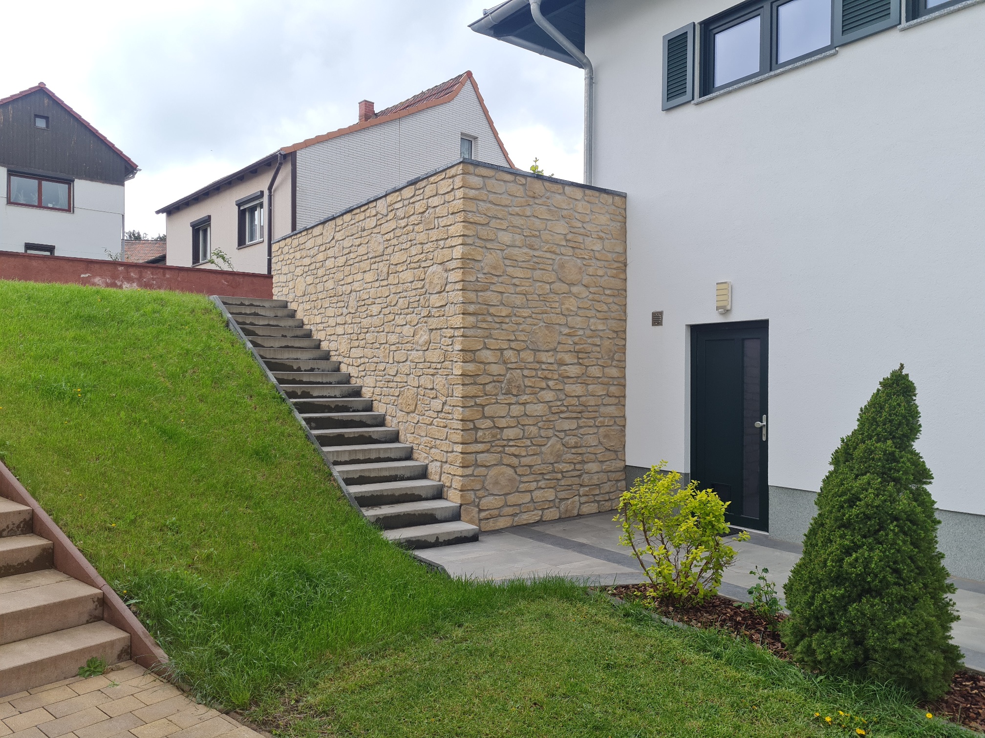 Wandverkleidung aus Mix Antalya-Palermo-Romano im Farbton Rusika als Feldsteinnachbildung