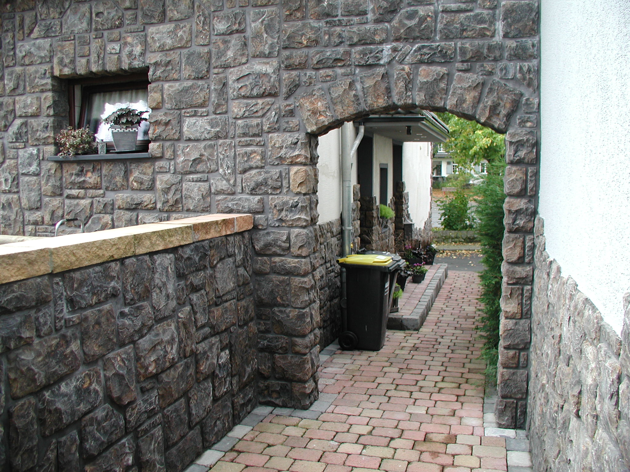 Lancaster, Außenfassade,Betonsteinverblender, Feldsteinnachbildung