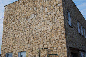 hausfassade-mit-adriatika-naturbraun-mit-fugen-verlegt