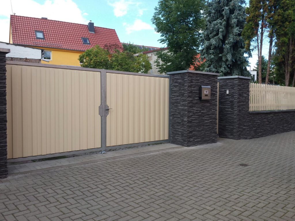 Neue Steinwand mit Verblender Povazan black